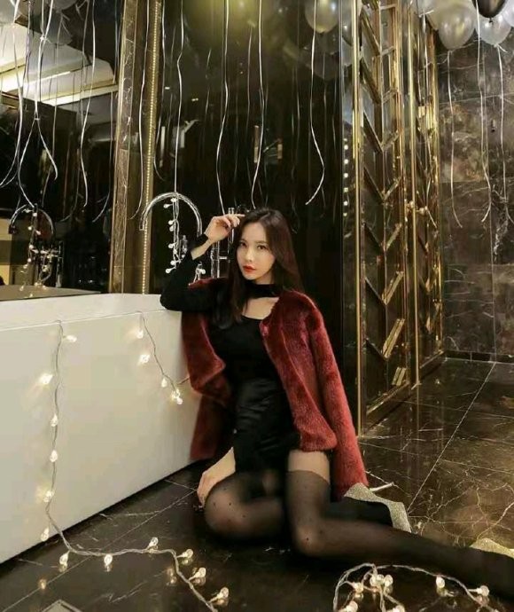 南开天津妹子多，迷人的小嘴，细细的丝袜长腿